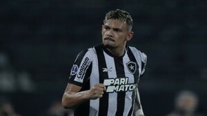 Botafogo mantiene su ventaja como líder pero su goleador se lesiona