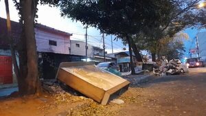 Vertedero clandestino: avenida Rodríguez de Francia, obstaculizada parcialmente por basura  - Nacionales - ABC Color
