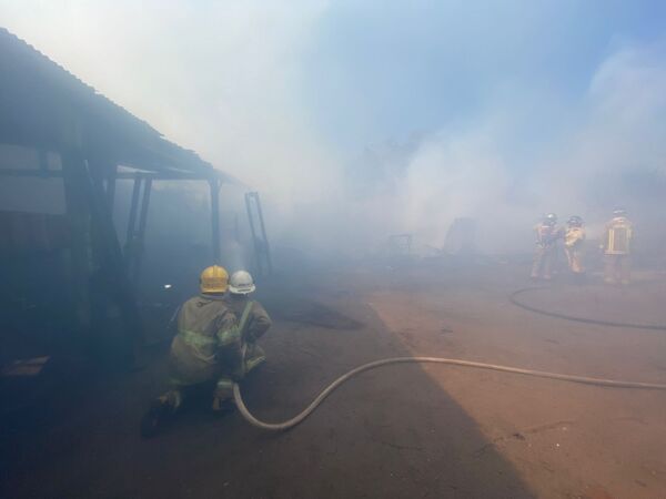 Depósito de cubiertas fue consumido por llamas en un gran incendio - Oasis FM 94.3
