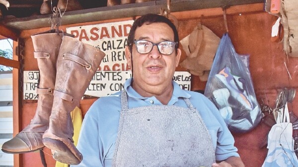 Oficio que persiste en el tiempo: “Ser zapatero requiere de paciencia y buen corazón. Es un arte”