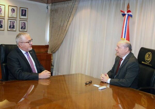 Presidente Diesel se reunió con el embajador de Chile