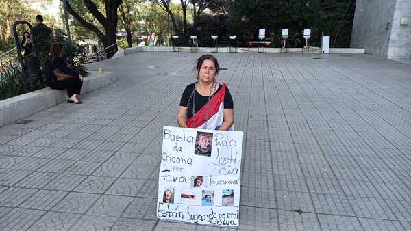 Víctima de mala praxis se encadena frente al Palacio de Justicia para exigir que la Corte deje firme la sentencia