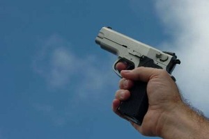 Diario HOY | Se hizo del 'loco' realizando disparos dentro de su vivienda y fue detenido