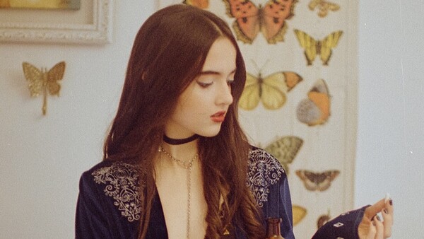 Ana Blosset lanzó su nuevo tema Falling Apart