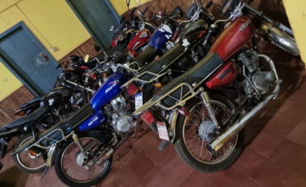Incautan ocho motocicletas durante control preventivo