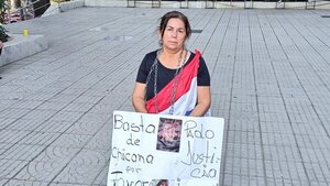Mujer víctima de presunta mala praxis se encadena por segunda vez frente al Palacio de Justicia