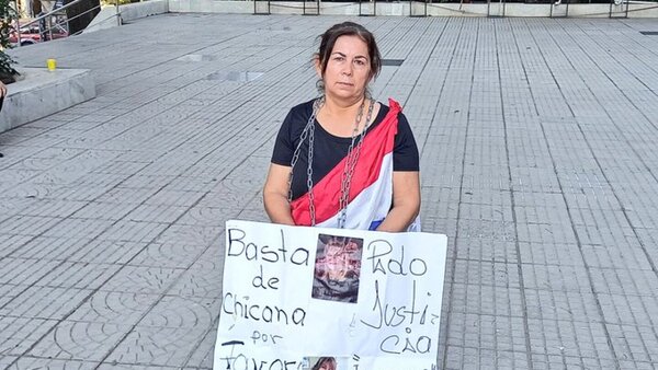 Mujer víctima de presunta mala praxis se encadena por segunda vez frente al Palacio de Justicia