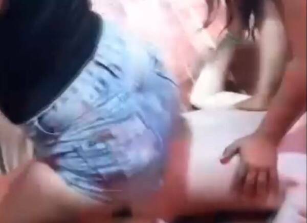 [VIDEO] “Corte” de cabello peculiar con intenso perreo y roces “prohibidos” en farra