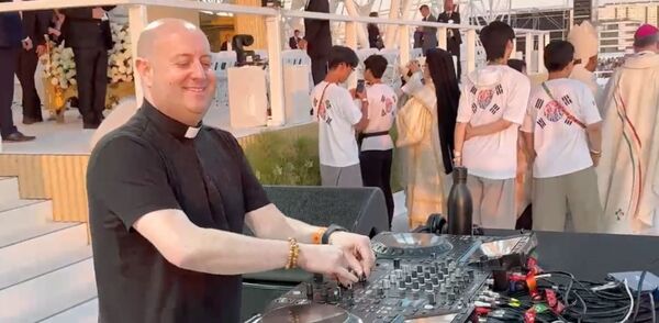 Diario HOY | Al ritmo de tecno, "cura Dj" causa furor en el encuentro mundial de la juventud