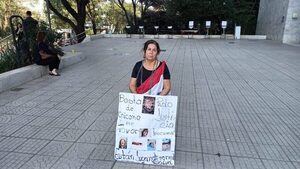 Víctima de mala praxis se encadena frente al Palacio de Justicia para exigir que la Corte deje firme la sentencia