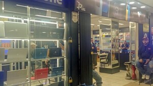 Estafan a compradora obligándola a llevar perfumes en vez de celulares