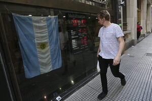 El valor del dólar toca nuevo récord en el mercado informal de Argentina - MarketData