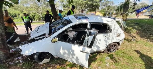 Caacupé: un conductor impacta contra un árbol y es detenido por poseer orden de captura - Policiales - ABC Color