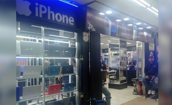 Brasileña compró celulares y fue obligada a llevar perfumes