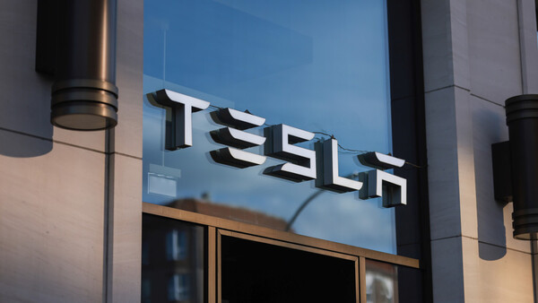 Renuncia el 'maestro de la moneda' de Tesla