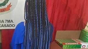 Detuvieron a una joven que llevaba tocos de drogas entres sus trenzas