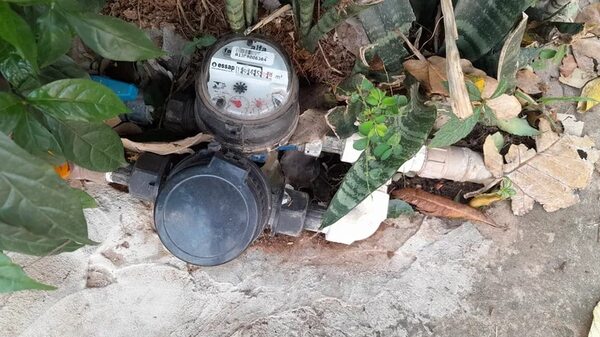 Pobladores de San Antonio denuncian robo masivo de medidores de agua - Policiales - ABC Color