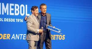 Expelotero Jorge Valdano ofreció un seminario en nuestro país