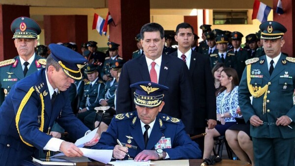 Exigencia de Cartes podría desatar una fuerte crisis interna en FFAA