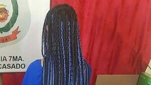 Mujer llevaba tocos de crac entre las trenzas de su cabello y fue detenida en Puerto Casado - Noticiero Paraguay