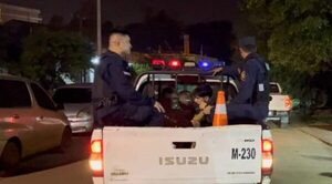 Fueron detenidos por polución sonora y sus novias ‘incidentaron’ en la comisaría - Noticiero Paraguay