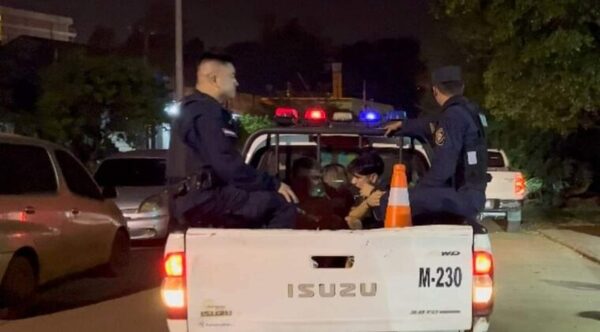 Fueron detenidos por polución sonora y sus novias ‘incidentaron’ en la comisaría - Noticiero Paraguay