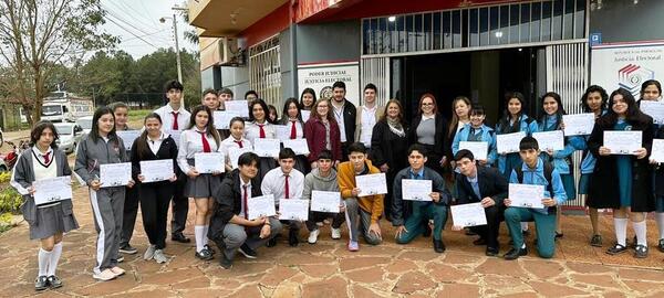 Estudiantes recibieron certificados de pasantías educativas electorales - .::Agencia IP::.