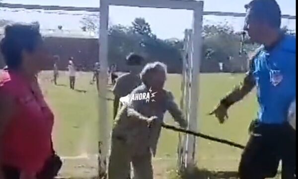(VIDEO)Abuelita sopapeó con su bastón a árbitro en Luque