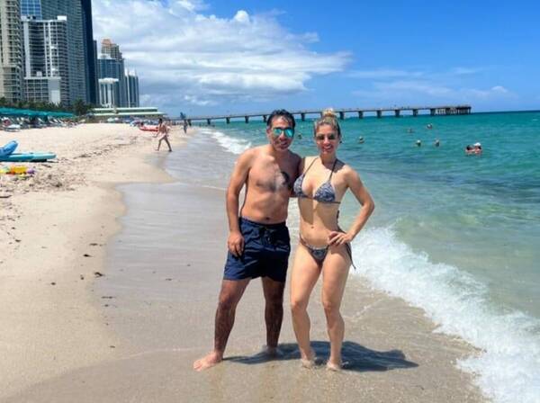 Ali Ramírez pela cuerazo al lado de "Pipino" Cuevas