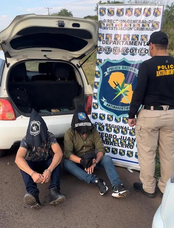 Interceptan automóvil con dos ocupantes que transportaban tres paquetes de cocaína en Amambay - Policiales - ABC Color