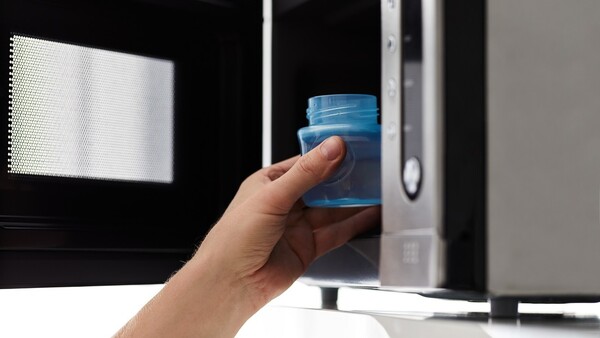 Diario HOY | Calentar envases de comida para bebés en microondas es peligroso para su salud