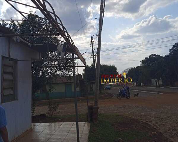 Pobladores del barrio San Juan Neuman temen que columna eléctrica caiga - Radio Imperio 106.7 FM