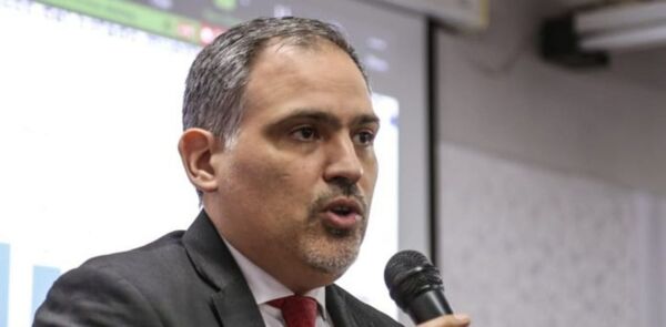 El Poder Ejecutivo design贸 a Marco Elizeche como ministro interino de Hacienda - Revista PLUS
