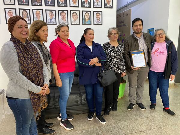 Pacientes oncológicos reconocen al Doctor José Carlos Acosta por su dedicación y empatía.