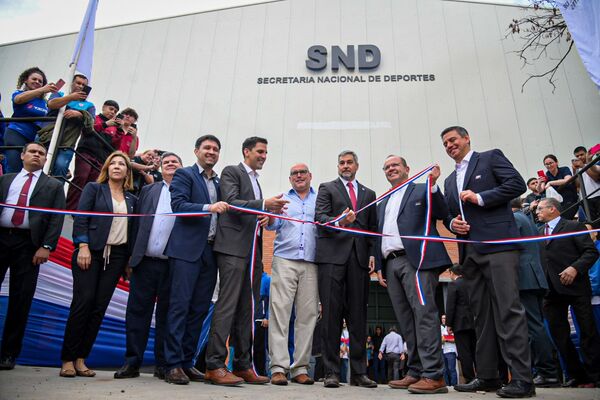 Gobierno inaugura Centro de Alto Rendimiento y nuevo estadio en el SND