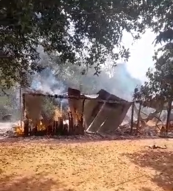 Despechado indigena deja sin vivienda a su familia
