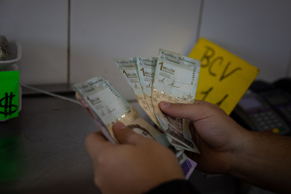 El precio del dólar en Venezuela supera los 31 bolívares en el mercado oficial de divisas - MarketData