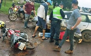 Menor de edad resulta herido tras chocar contra un automóvil