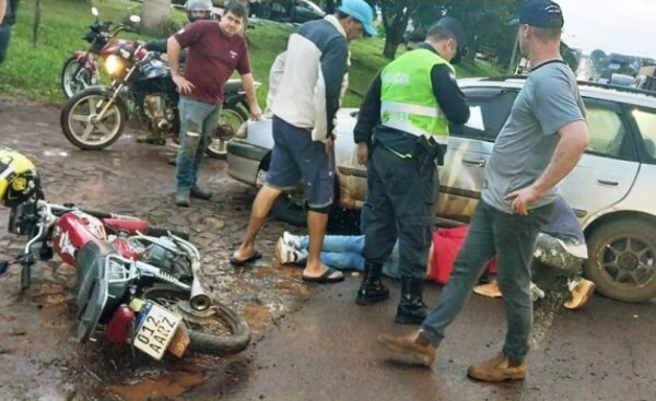 Menor de edad resulta herido tras chocar contra un automóvil