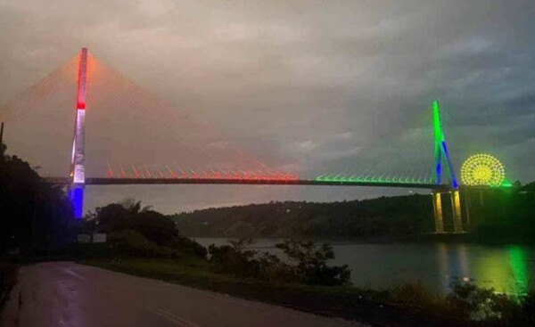 Iluminación temática en el Puente de la Integración