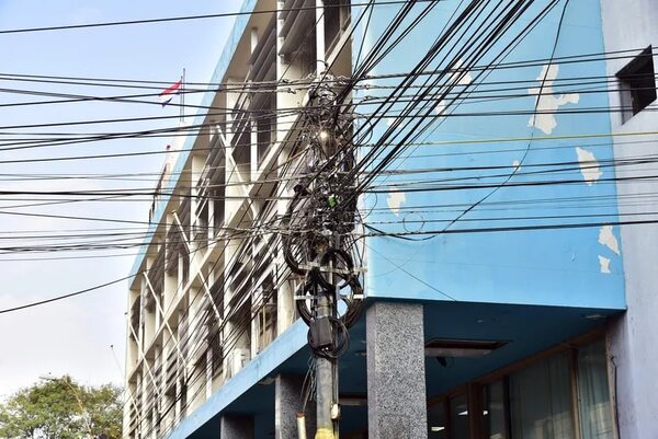 ANDE trabaja en proyecto propio para dejar la calle Palma sin cables - Economía - ABC Color