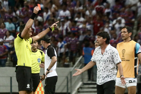 Versus / Daniel Garnero: "El partido se desvirtuó con una decisión... complicada"