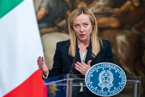 Italia aprueba impuesto del 40 % sobre beneficios extraordinarios de bancos y caen sus acciones