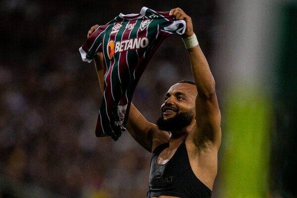 Versus / Fluminense sufre pero derrota a Argentinos y espera en cuartos por Olimpia o Flamengo