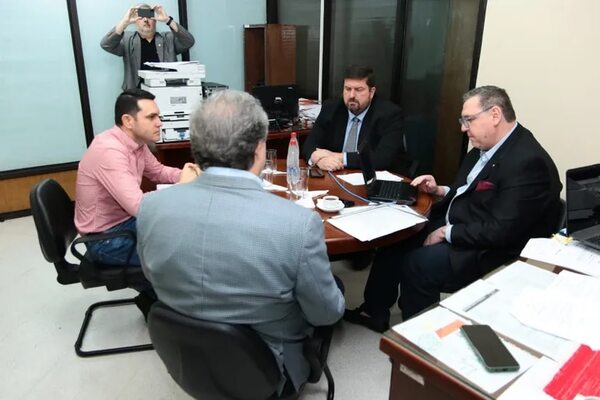 Comisión presidida por Zacarías Irún blinda al cuestionado Hernán Rivas - Política - ABC Color
