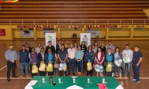 Cooperativa regala pelotas a municipio y clubes