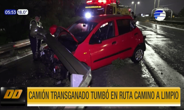 Transganado chocó contra auto y volcó en Limpio | Telefuturo