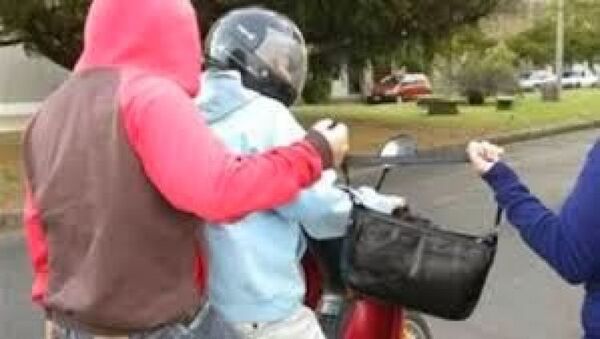 Asaltantes armados despojan de su moto y cartera a una mujer en Jardín Aurora