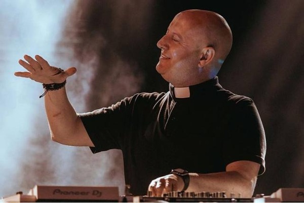 ¿Quién es el sacerdote DJ que está revolucionando las redes por su show en la JMJ Lisboa 2023?