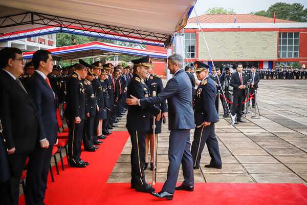 Comandante agradece acompañamiento a su gestión en última ceremonia de honor de Mario Abdo - .::Agencia IP::.